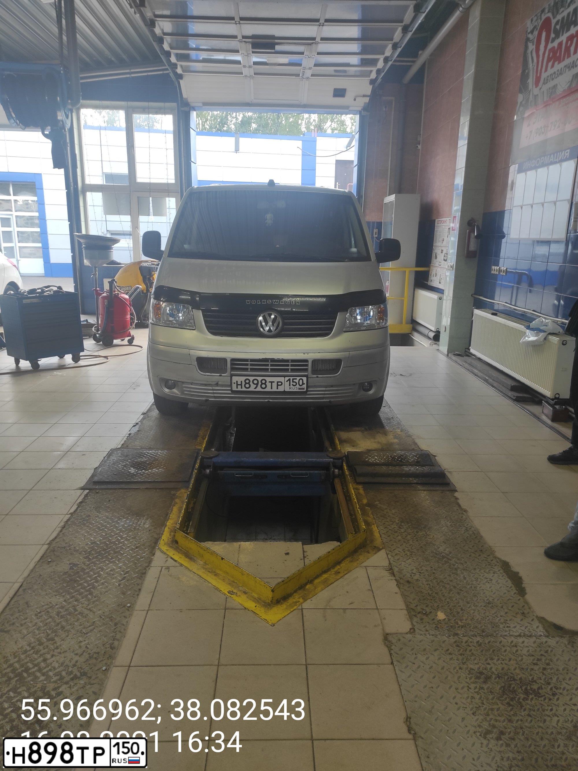 Фото автомобиля VOLKSWAGEN TRANSPORTER, 2004 — госномер А700НН190. Цвет: СЕРЫЙ