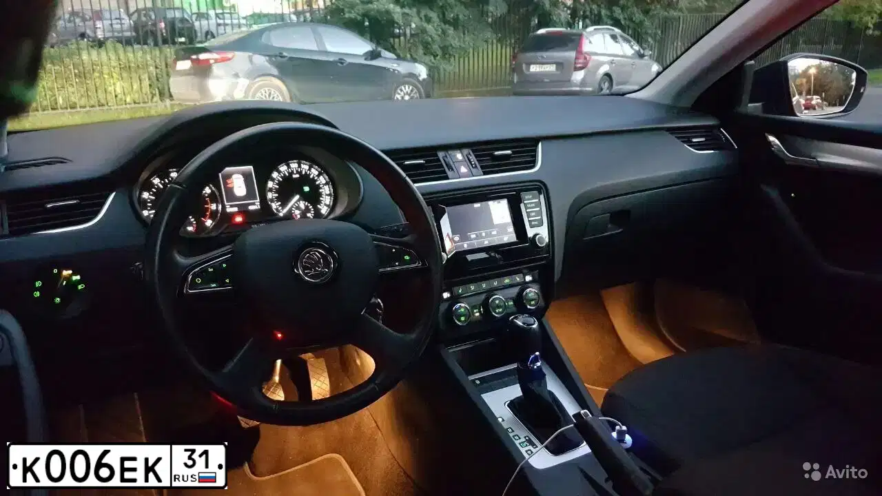 Фото автомобиля SKODA OCTAVIA, 2014 — госномер М217ЕК799. Цвет: Темно-синий