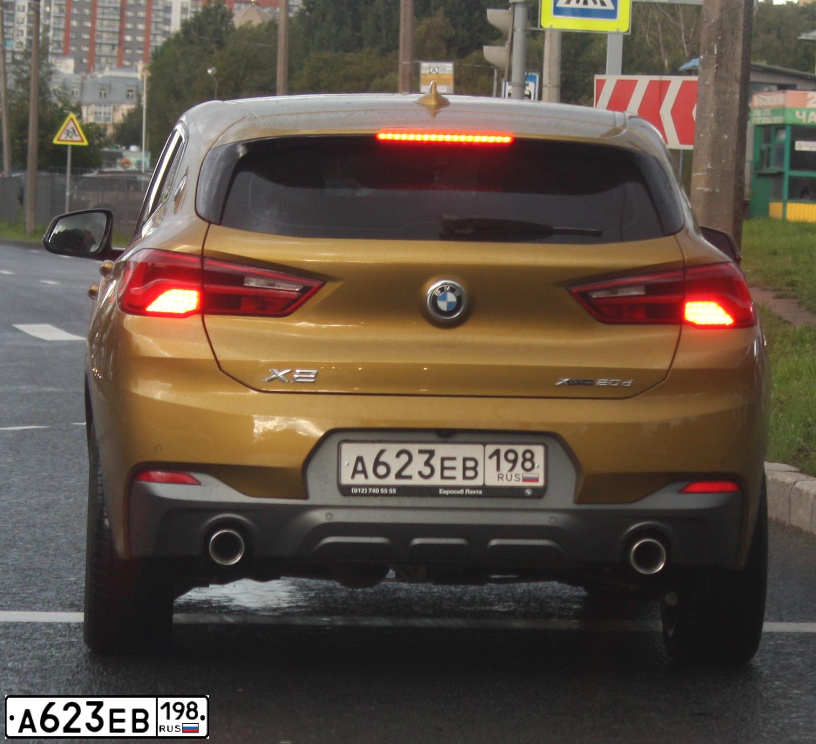 Фото автомобиля BMW X2, 2018 — госномер А623ЕВ198. Цвет: ЗОЛОТОЙ