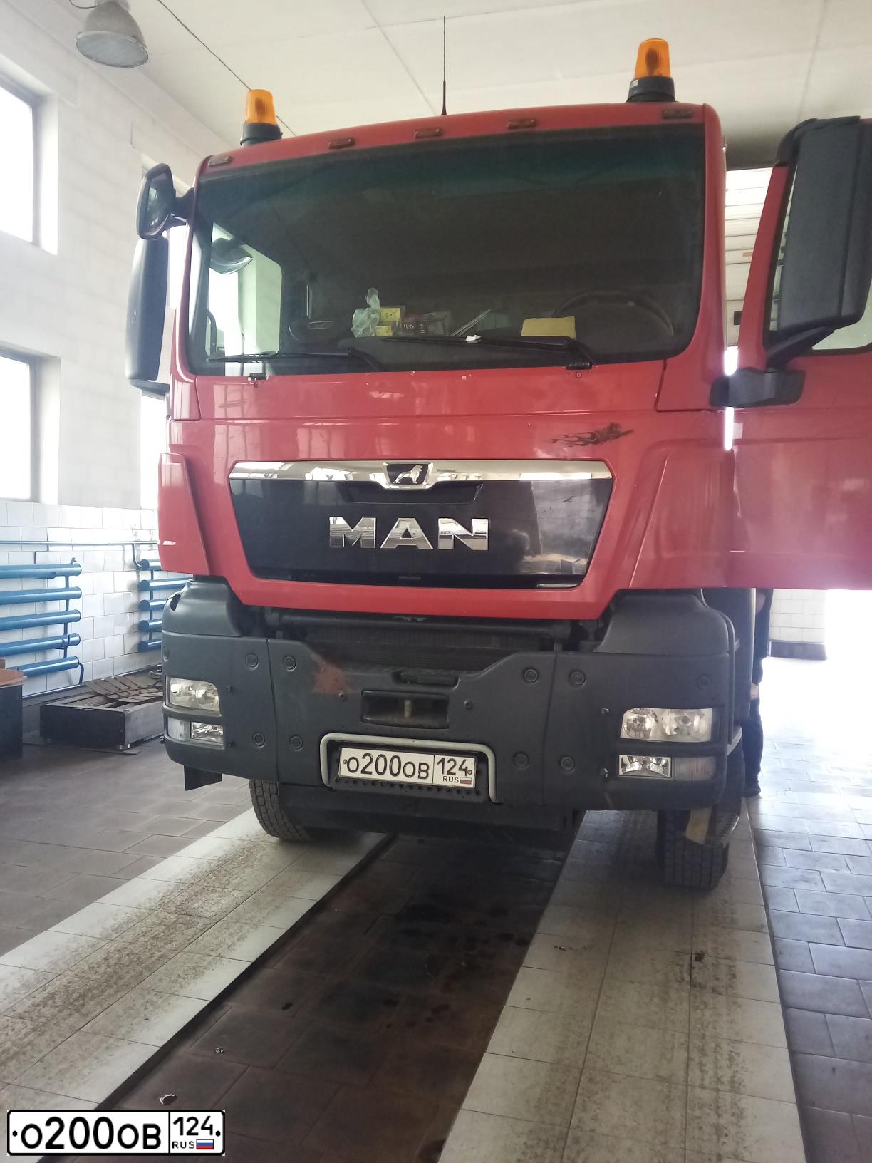 Фото автомобиля MAN TGS 33.XXX /6X6/, 2018 — госномер Н685РЕ124. Цвет: Красный