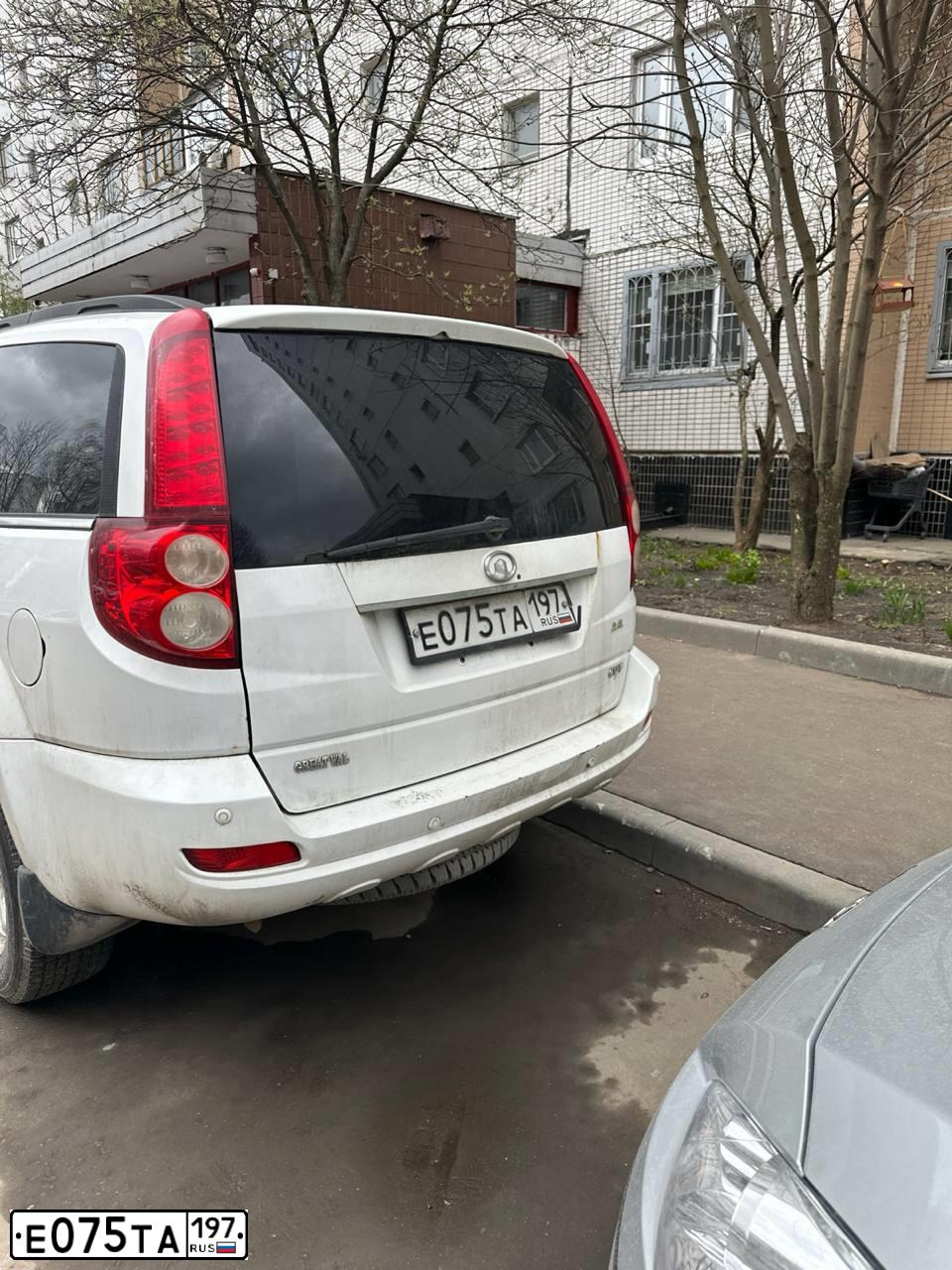 Фото автомобиля GREAT WALL H5, 2012 — госномер Е075ТА197. Цвет: БЕЛЫЙ