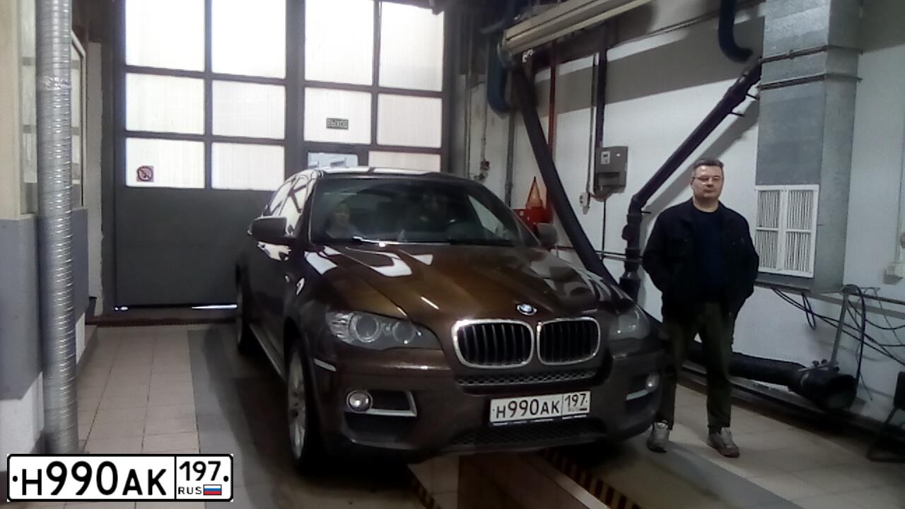 Фото автомобиля BMW X6, 2012 — госномер Н990АК197. Цвет: Коричневый