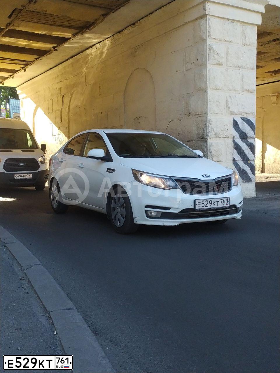 Фото автомобиля KIA RIO, 2016 — госномер М655РХ161. Цвет: Белый