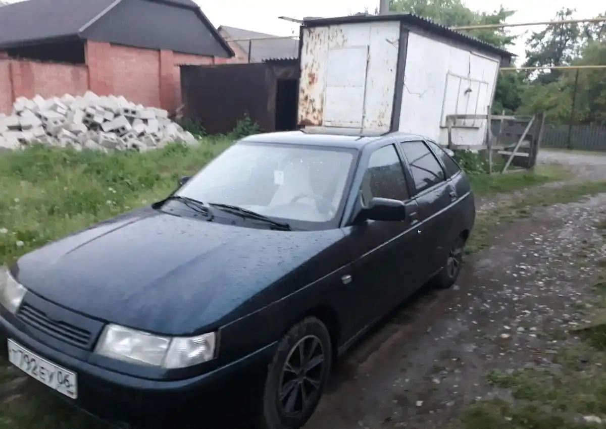 Фото автомобиля LADA 2112 LADA, 2006 — госномер Е859ВО15. Цвет: Темно-зеленый