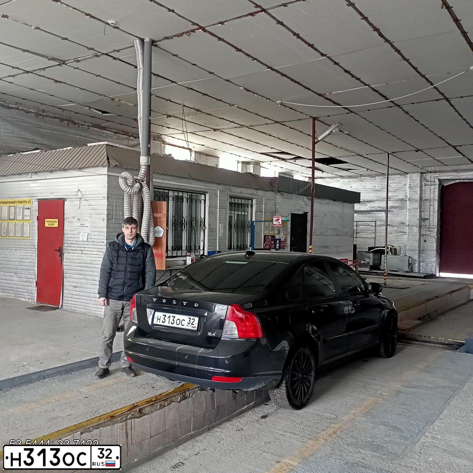 Фото автомобиля VOLVO S40, 2008 — госномер Н313ОС32. Цвет: ЧЕРНЫЙ