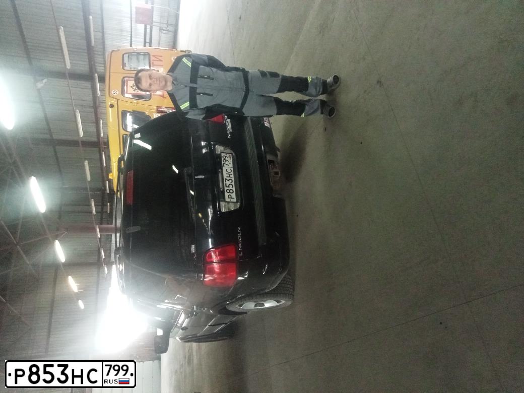Фото автомобиля LINCOLN NAVIGATOR, 2004 — госномер Р853НС799. Цвет: ЧЕРНЫЙ