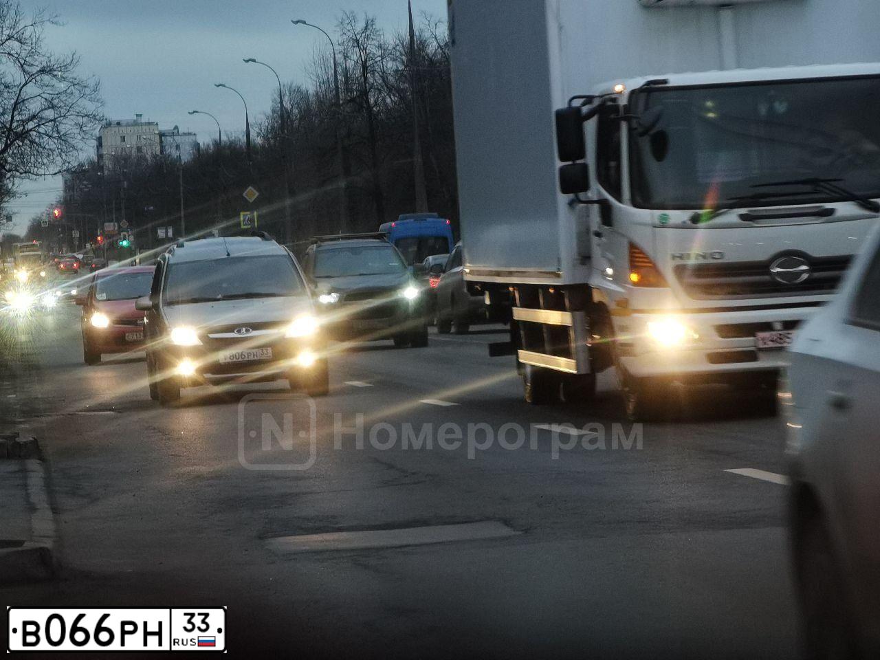 Фото автомобиля AUDI Q7, 2008 — госномер Н981ХЕ33. Цвет: Серебристый