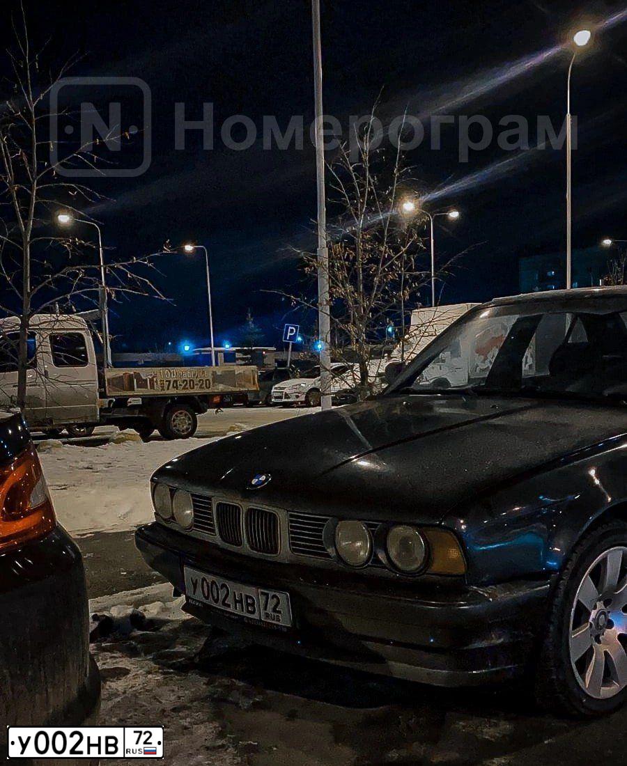 Фото автомобиля TOYOTA COROLLA, 2005 — госномер У002НВ72. Цвет: Темно-синий