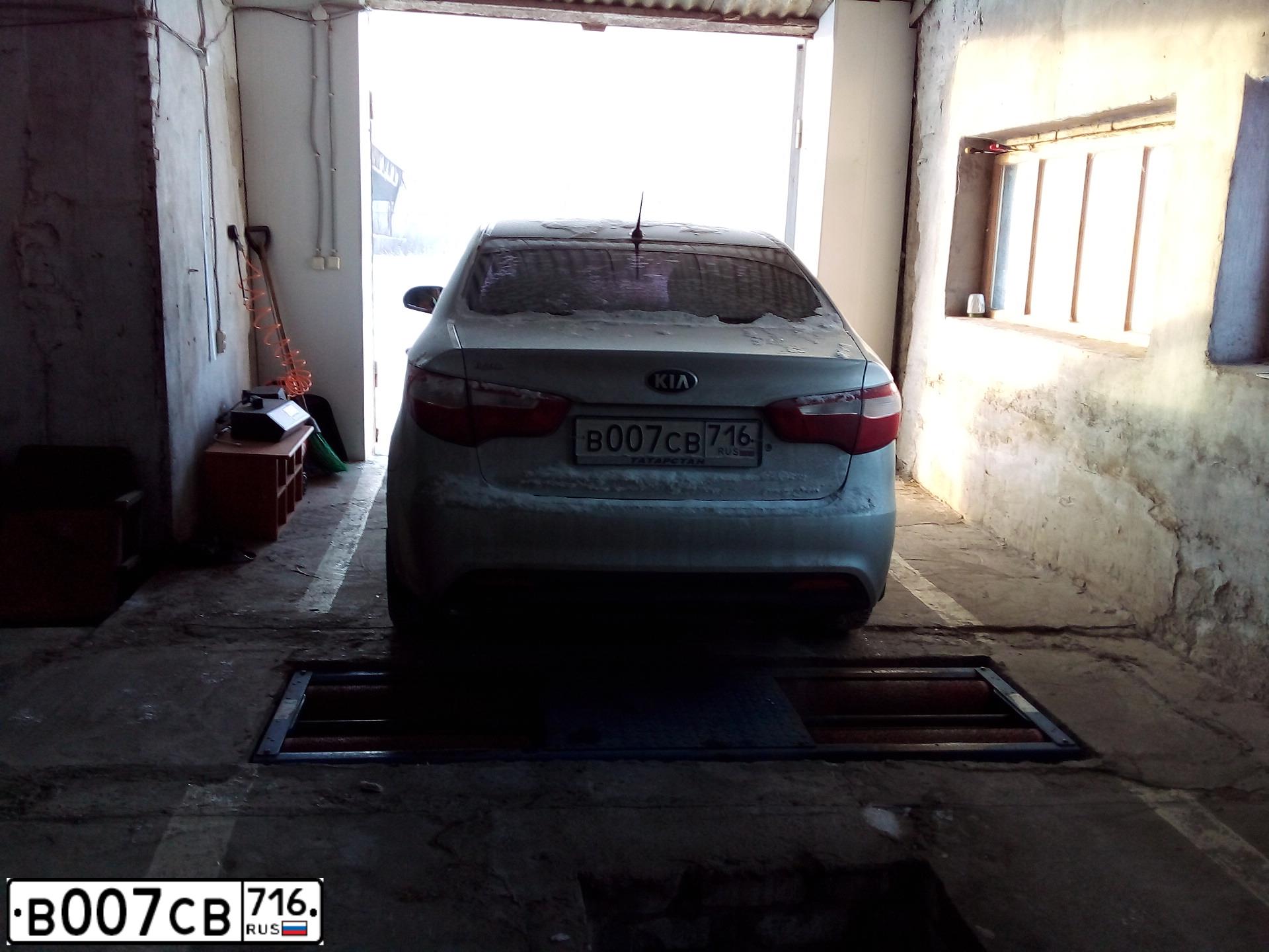 Фото автомобиля KIA RIO, 2014 — госномер В007СВ716. Цвет: Серебристый