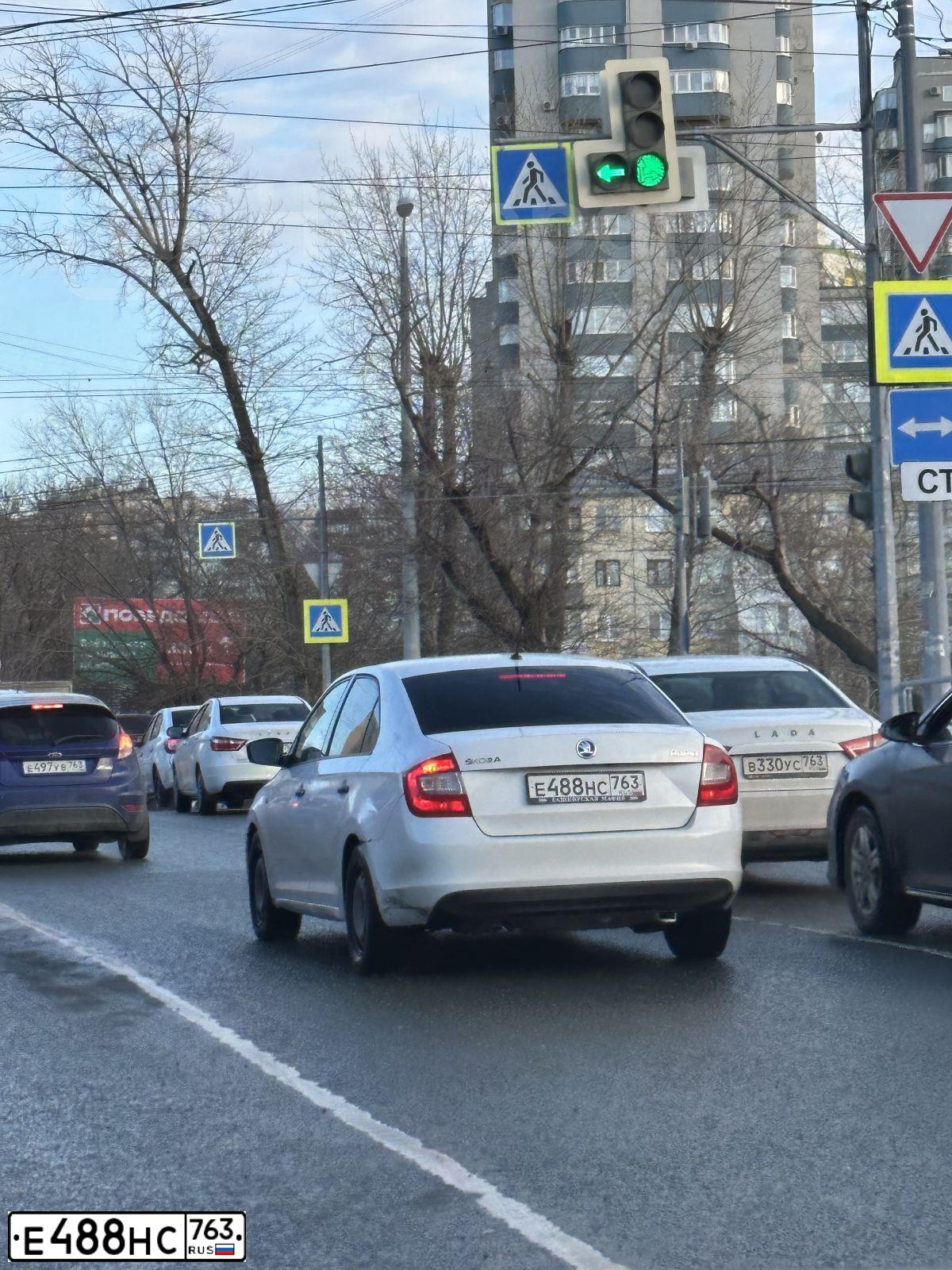 Фото автомобиля SKODA RAPID, 2015 — госномер Р845КС716. Цвет: БЕЛЫЙ