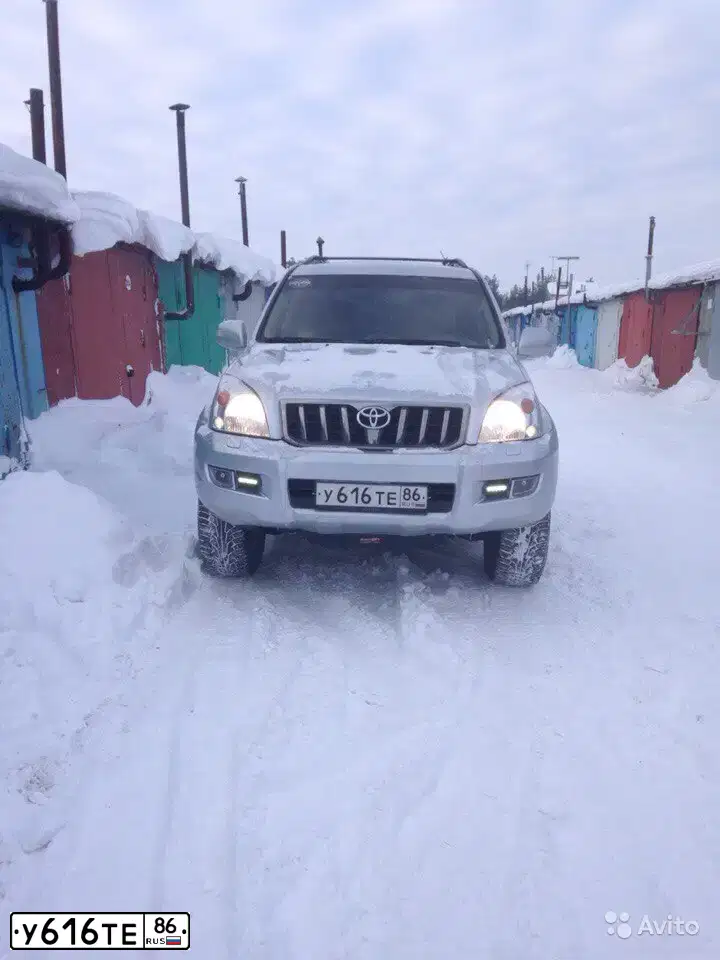 Фото автомобиля TOYOTA LANDCRUISER, 2007 — госномер У616ТЕ86. Цвет: Серебристый