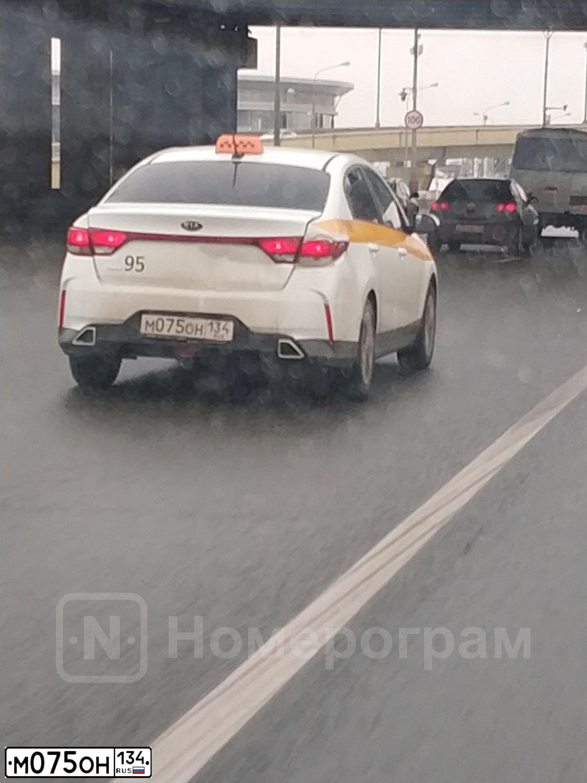 Фото автомобиля KIA RIO, 2020 — госномер М075ОН134. Цвет: БЕЛЫЙ ЖЕЛТЫЙ СЕРЫЙ