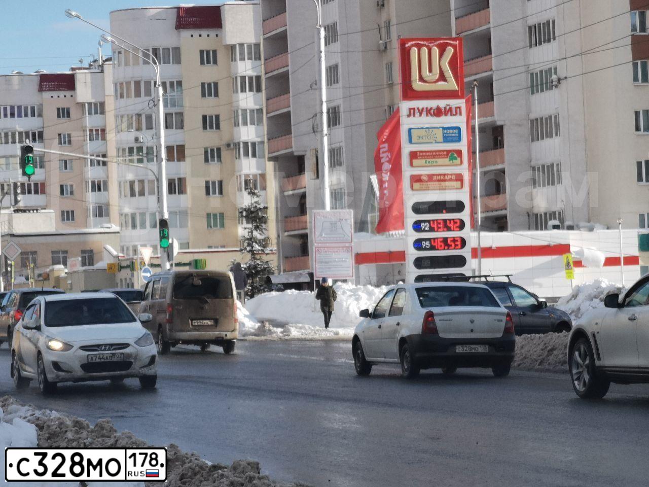 Фото автомобиля VOLKSWAGEN CARAVELLE, 2014 — госномер А441РС147. Цвет: СИНЕ-ЗЕЛЕНЫЙ