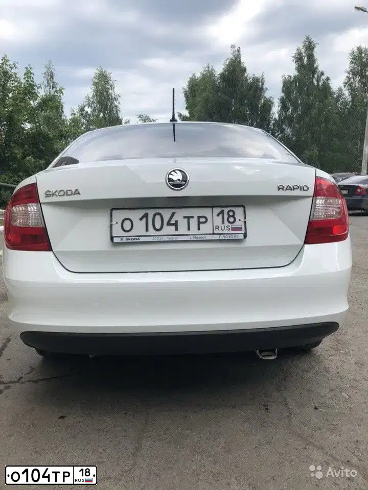 Фото автомобиля SKODA RAPID, 2014 — госномер Е318ТУ18. Цвет: БЕЛЫЙ