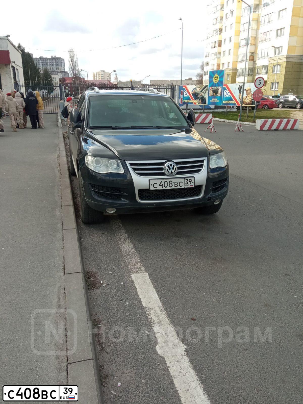 Фото автомобиля VOLKSWAGEN TOUAREG, 2007 — госномер О303ОО39. Цвет: ЧЕРНЫЙ
