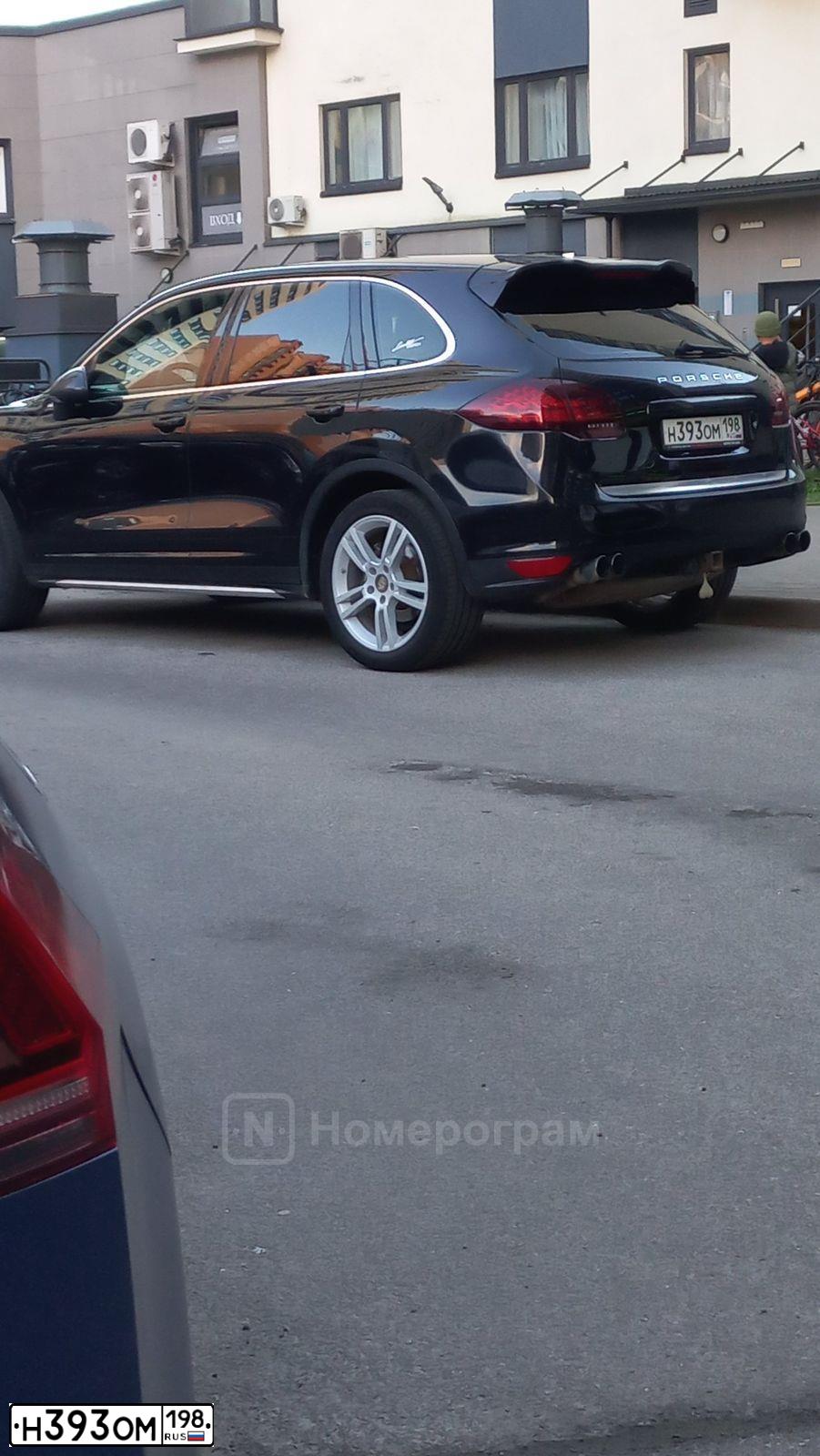 Фото автомобиля PORSCHE CAYENNE, 2013 — госномер Н393ОМ198. Цвет: ЧЕРНЫЙ