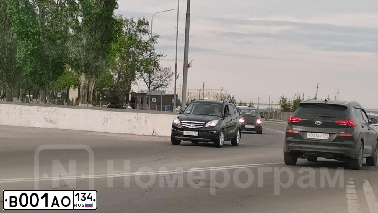 Фото автомобиля LANDROVER RANGE ROVER EVOQUE, 2014 — госномер В001АО134. Цвет: СЕРЫЙ