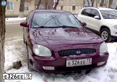 Фото автомобиля ХЕНДЭ SОNАТА 2 ОGLS, 2001 — госномер Е326ЕЕ73. Цвет: ВИШНЕВЫЙ