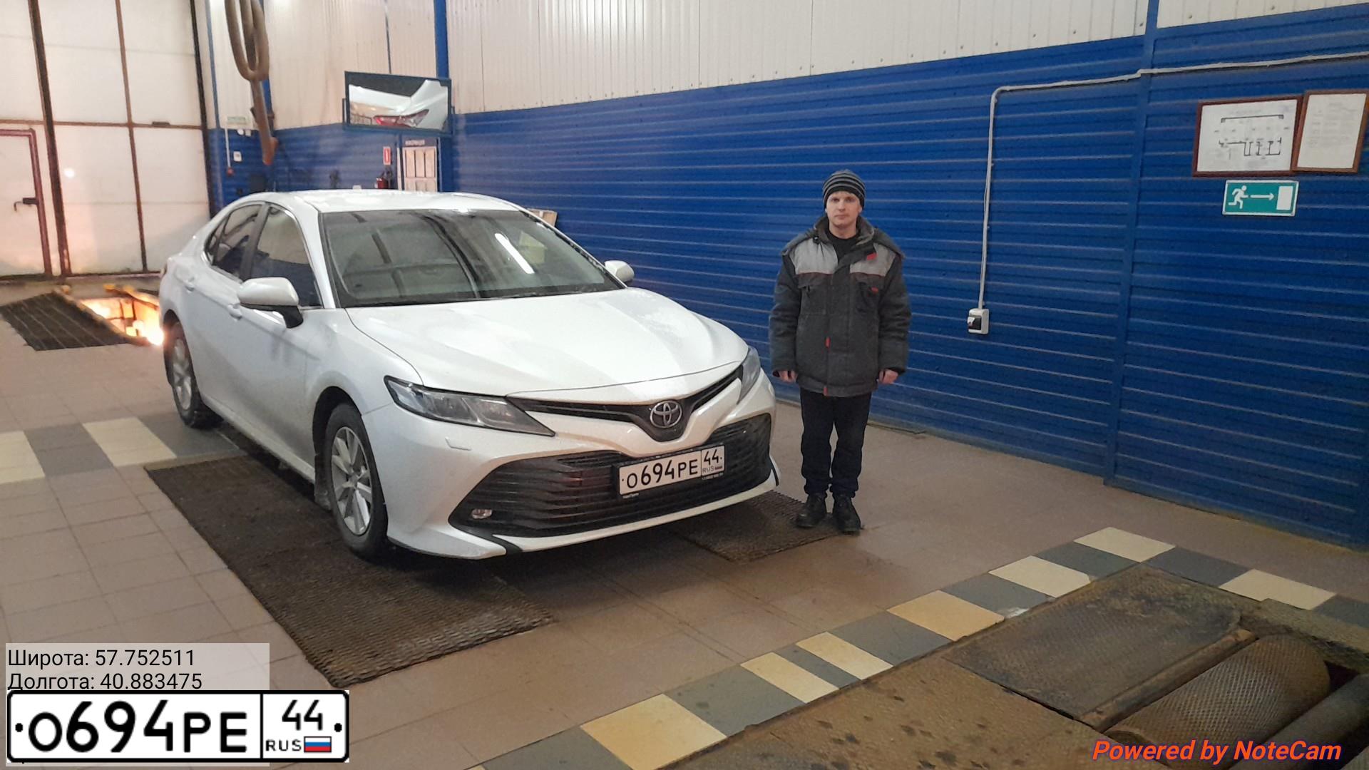 Фото автомобиля TOYOTA CAMRY, 2020 — госномер М726МХ76. Цвет: Белый