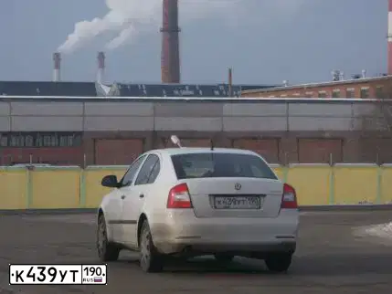 Фото автомобиля ШКОДА ОКТАВИА, 2013 — госномер Т319УА790. Цвет: Белый