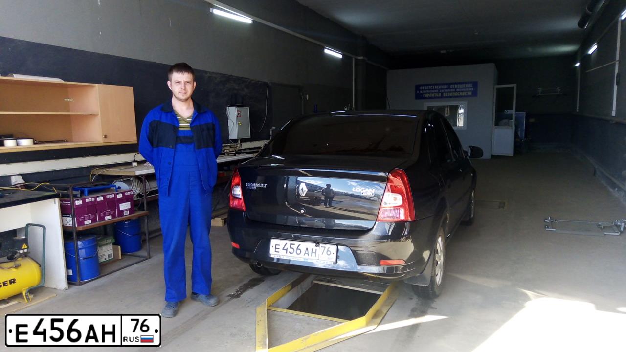Фото автомобиля RENAULT T LOGAN, 2011 — госномер Е456АН76. Цвет: ЧЕРНЫЙ