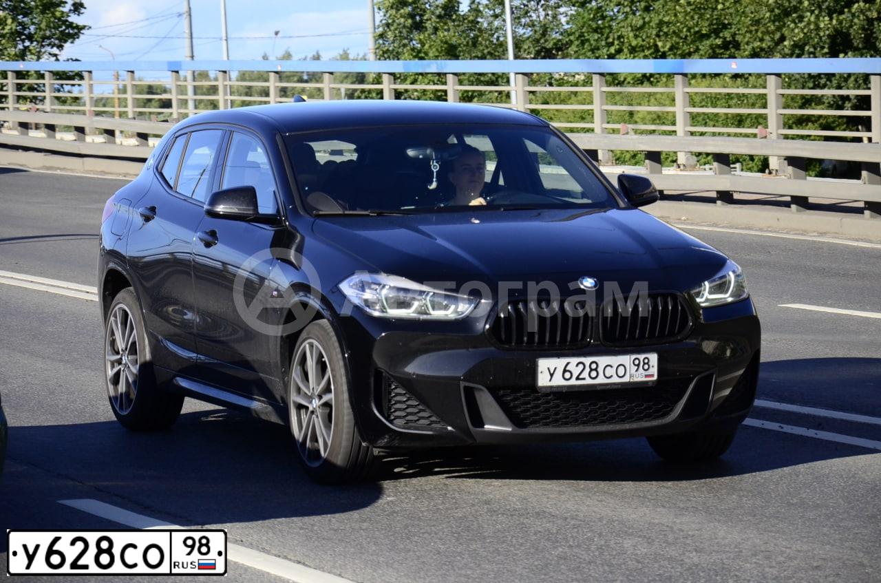 Фото автомобиля BMW X2, 2020 — госномер У628СО98. Цвет: ЧЕРНЫЙ