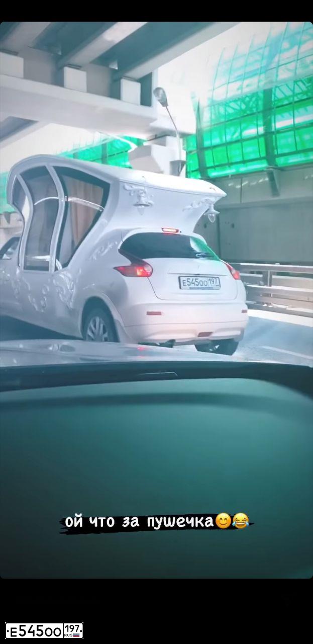 Фото автомобиля NISSAN JUKE, 2011 — госномер Е545ОО197. Цвет: Белый