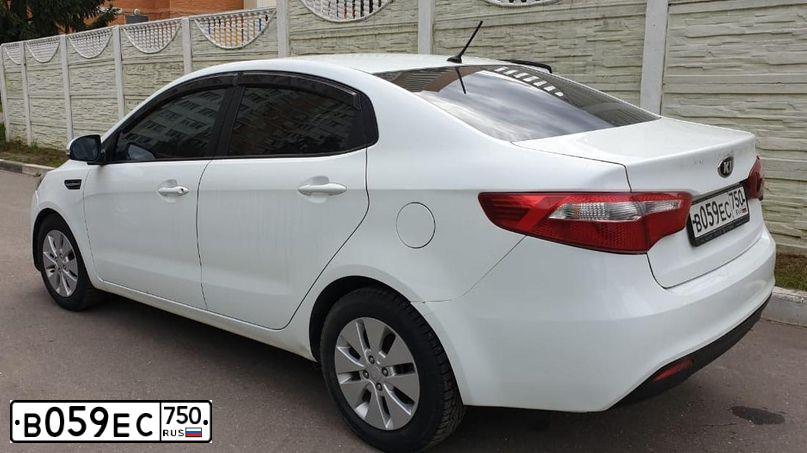 Фото автомобиля KIA RIO, 2014 — госномер Е927ТР76. Цвет: Белый