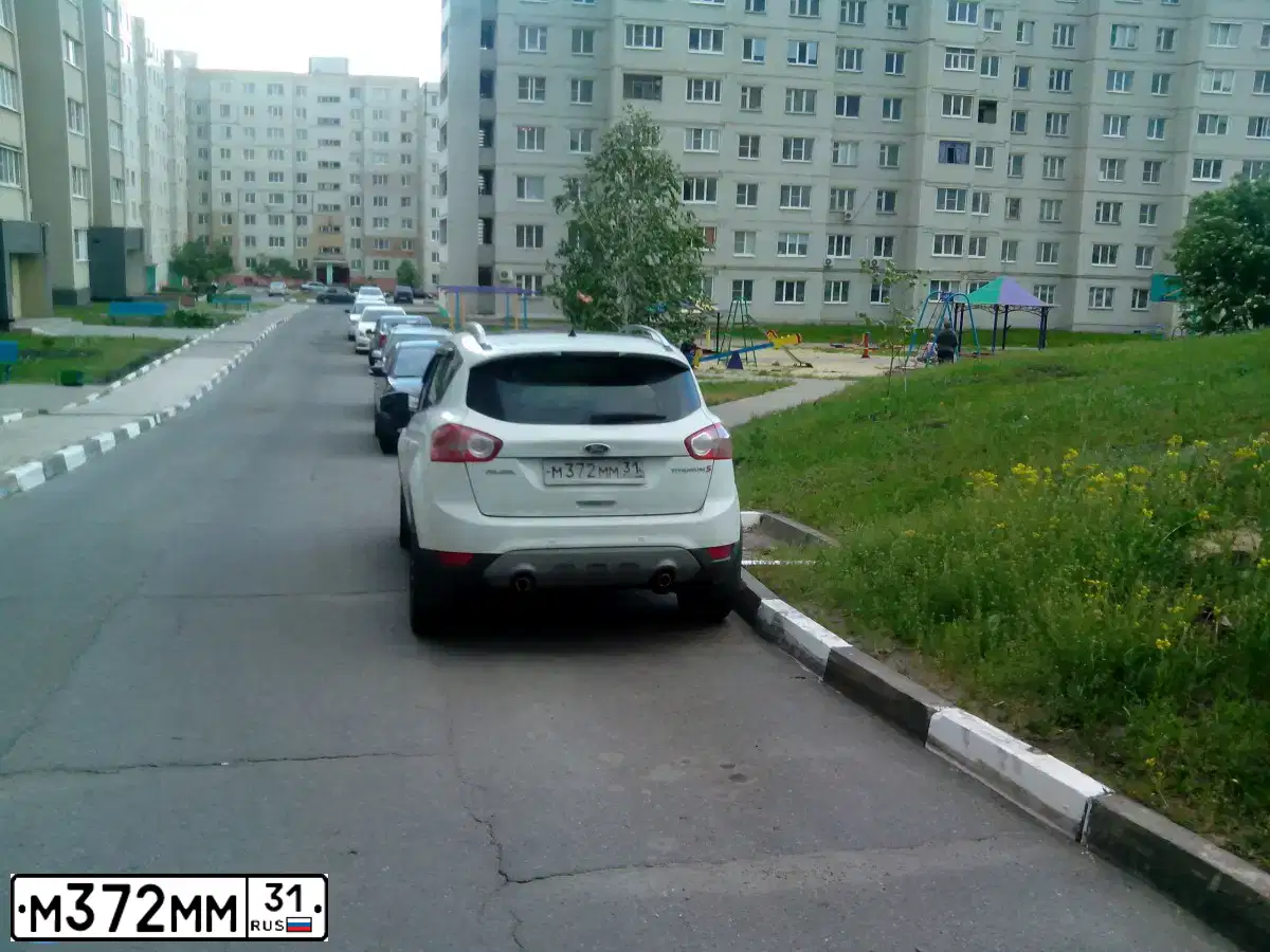 Фото автомобиля MITSUBISHI OUTLANDER, 2017 — госномер М372ММ31. Цвет: БЕЛЫЙ
