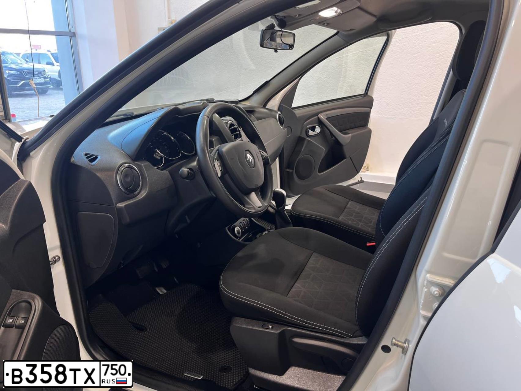 Фото автомобиля RENAULT DUSTER, 2018 — госномер Р131КУ46. Цвет: Белый