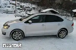 Фото автомобиля VOLKSWAGEN POLO, 2016 — госномер Х991ЕУ51. Цвет: СЕРЕБРИСТЫЙ