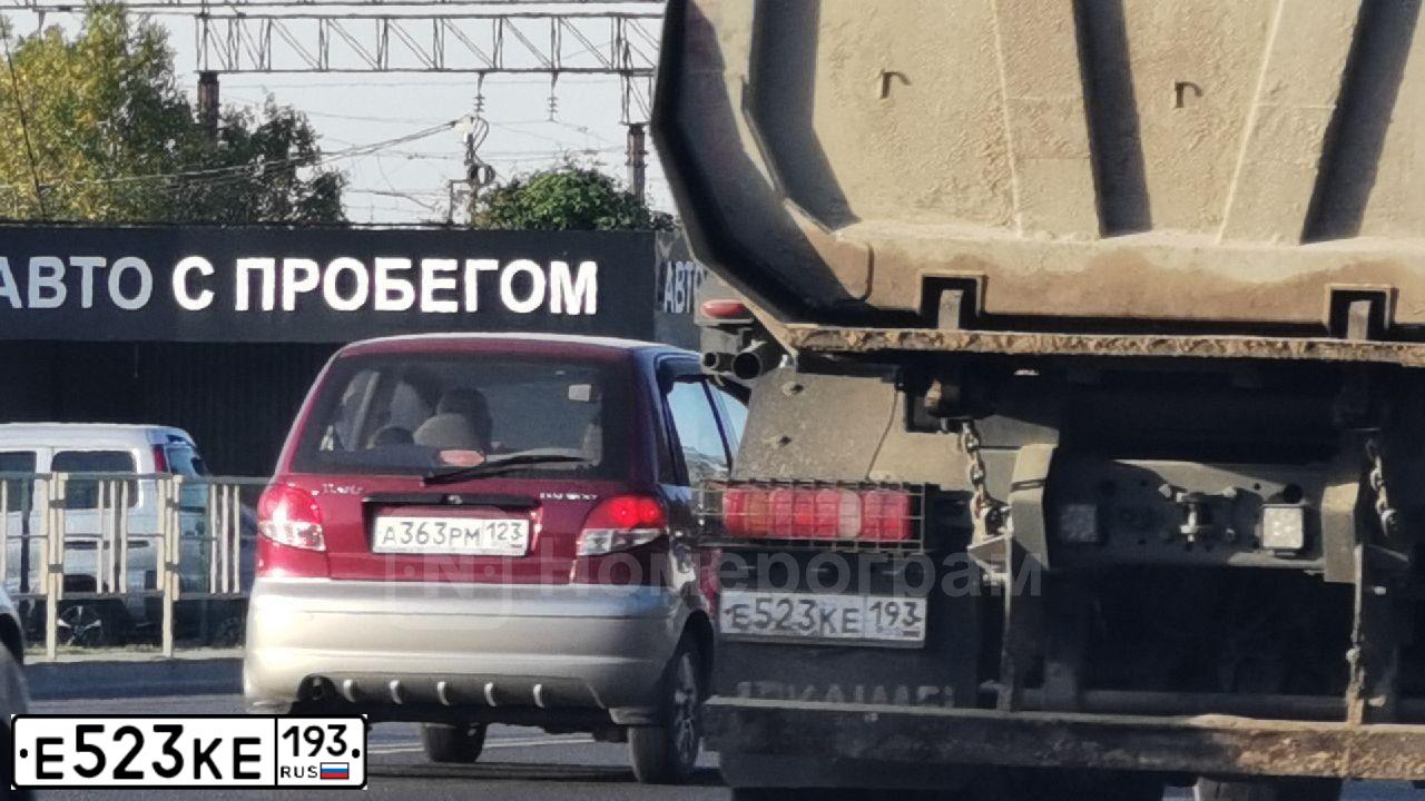 Фото автомобиля HOWO HOWO T5G ZZ3257V384GЕ1, 2023 — госномер Е523КЕ193. Цвет: КРАСНЫЙ СЕРЫЙ