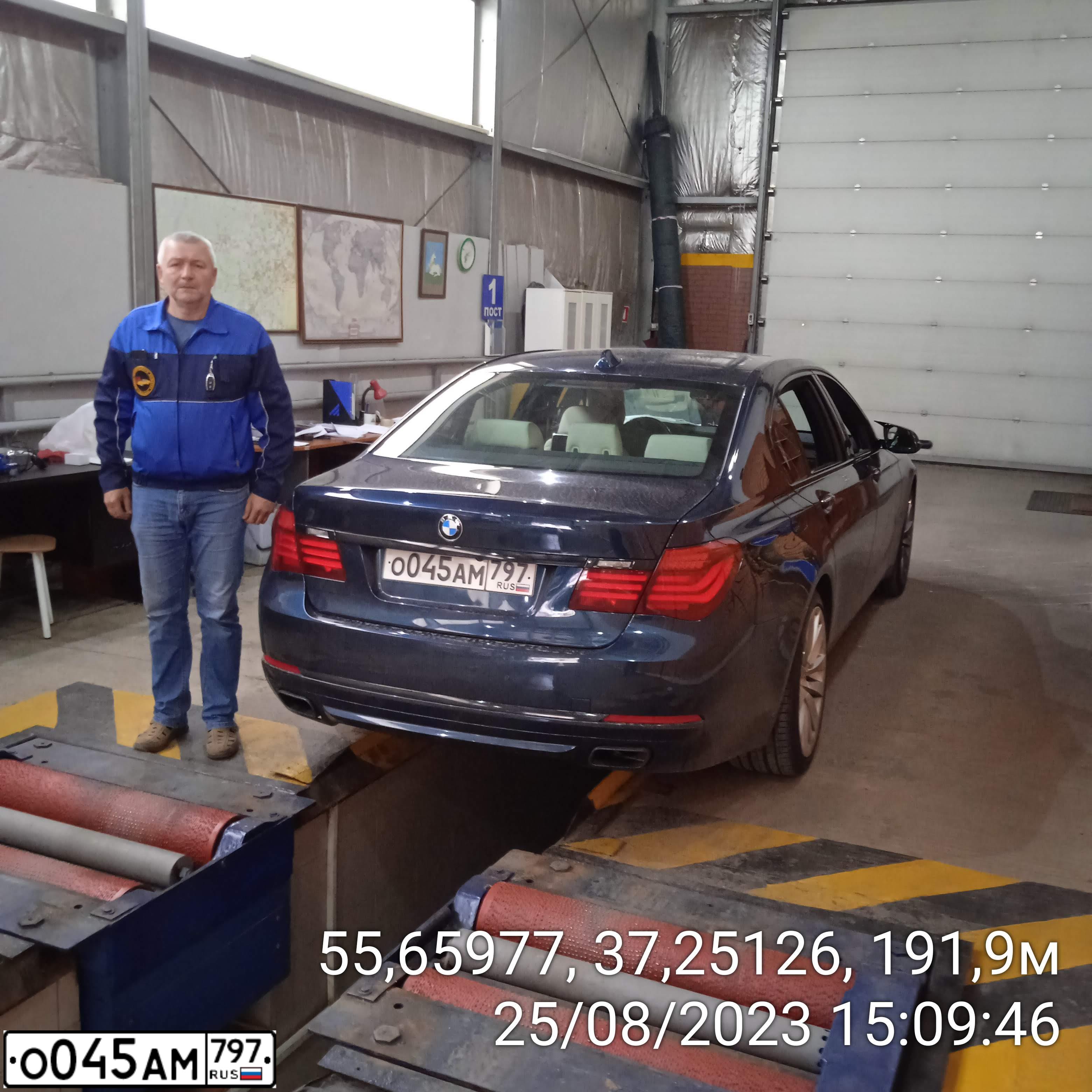 Фото автомобиля BMW 740, 2014 — госномер Е698СВ797. Цвет: синий