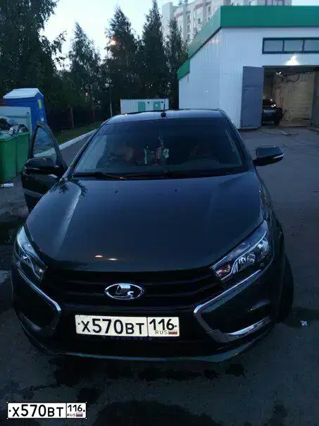 Фото автомобиля LADA VESTA, 2016 — госномер Х570ВТ116. Цвет: Темно-зеленый