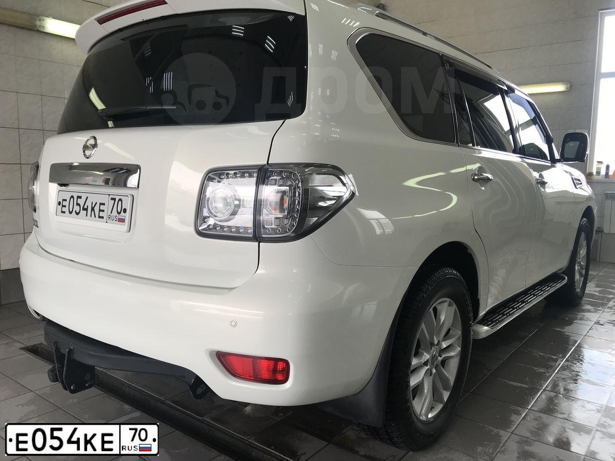 Фото автомобиля NISSAN PATROL, 2011 — госномер Е054КЕ70. Цвет: Белый