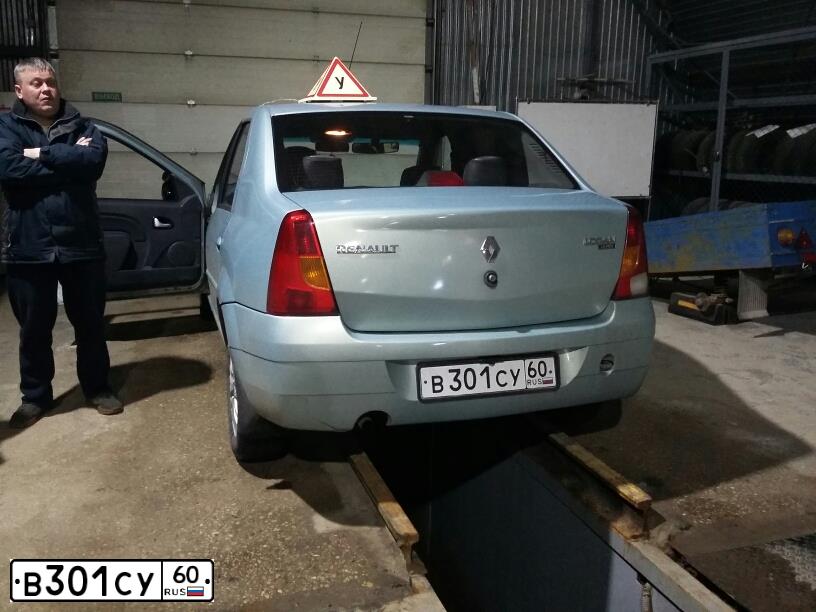 Фото автомобиля RENAULT LOGAN, 2008 — госномер Р579РУ198. Цвет: СВЕТЛО-ЗЕЛЕНЫЙ