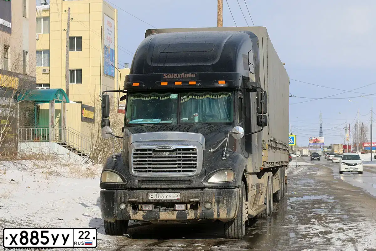 Фото автомобиля FREIGHTLINER COLUMBIA, 2004 — госномер Х885УУ22. Цвет: ЧЕРНЫЙ