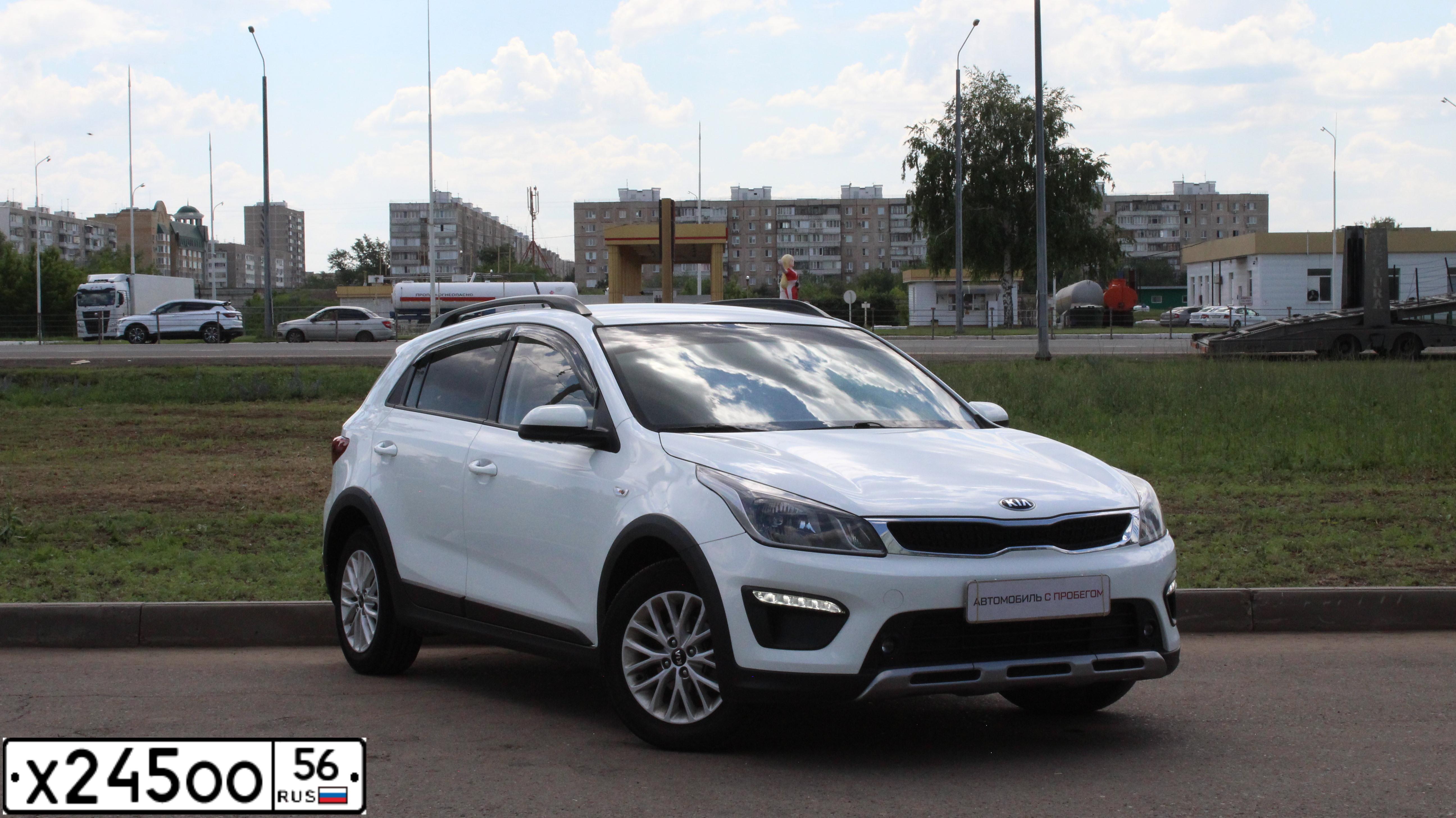 Фото автомобиля KIA RIO, 2018 — госномер Х245ОО56. Цвет: БЕЛЫЙ