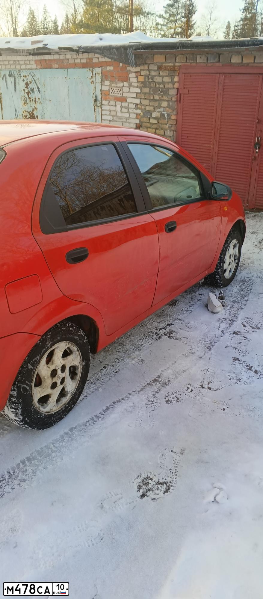Фото автомобиля CHEVROLET AVEO, 2004 — госномер М478СА10. Цвет: Красный