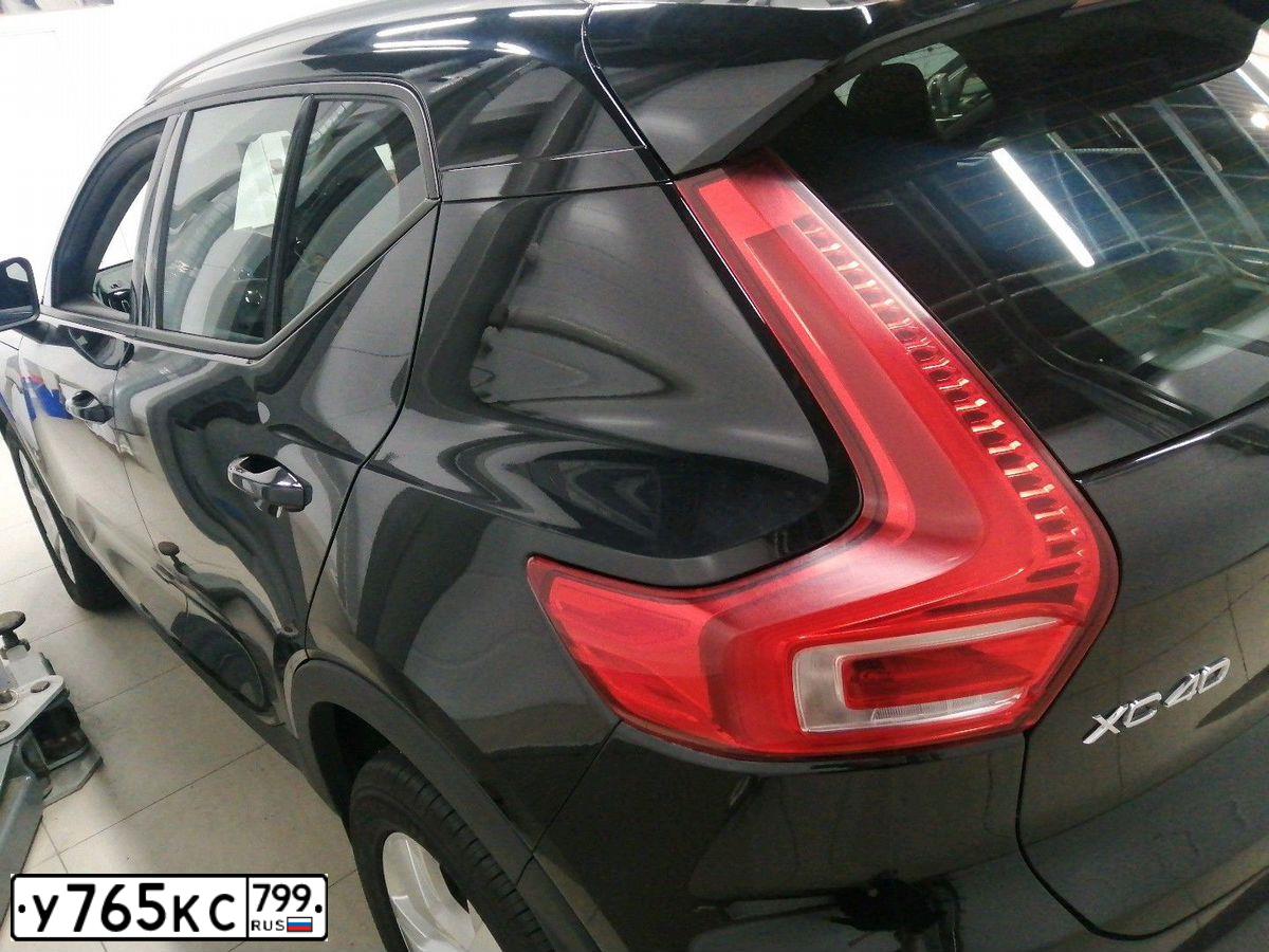 Фото автомобиля VOLVO XC40, 2018 — госномер У765КС799. Цвет: ЧЕРНЫЙ