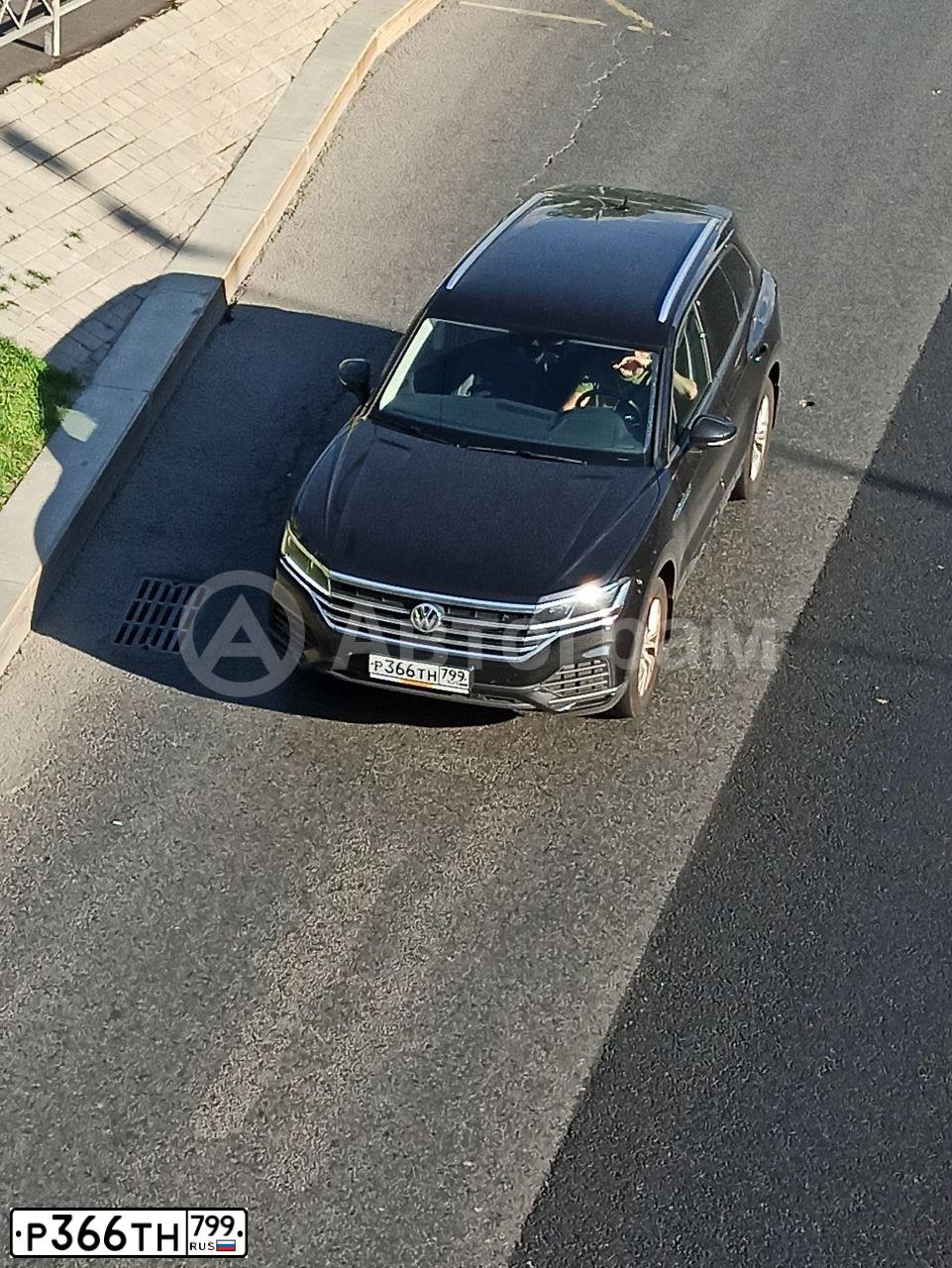 Фото автомобиля VOLKSWAGEN TOUAREG, 2020 — госномер Р366ТН799. Цвет: ЧЕРНЫЙ