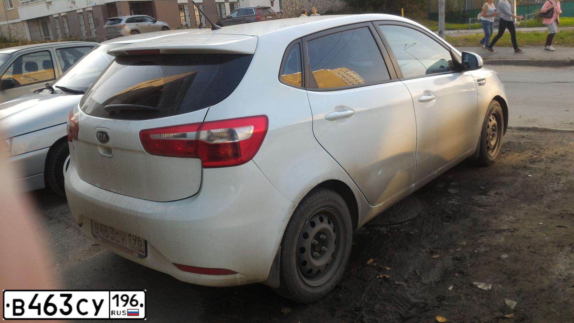 Фото автомобиля KIA RIO, 2014 — госномер В463СУ196. Цвет: Белый
