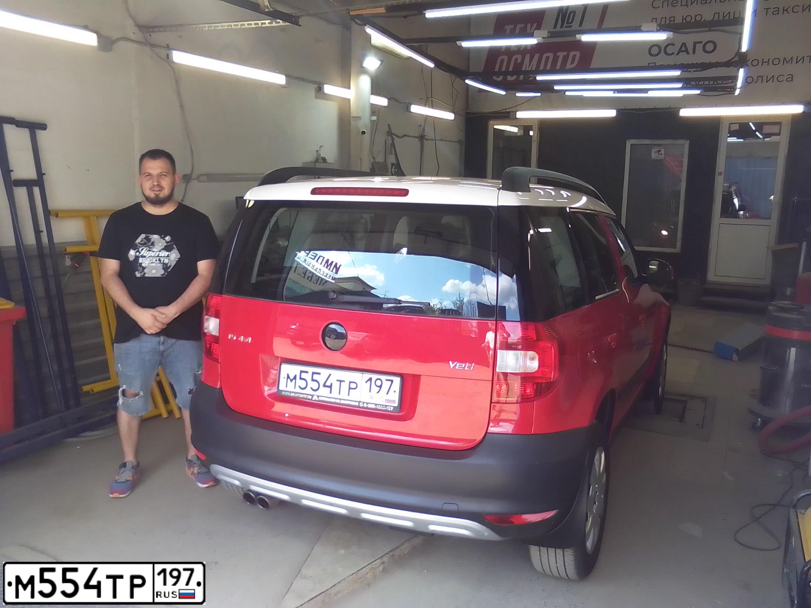 Фото автомобиля SKODA YETI, 2012 — госномер М554ТР197. Цвет: КРАСНЫЙ-БЕЛЫЙ
