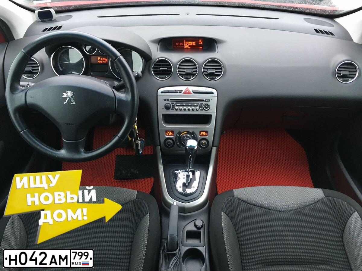 Фото автомобиля PEUGEOT 308, 2012 — госномер О578МО98. Цвет: Красный