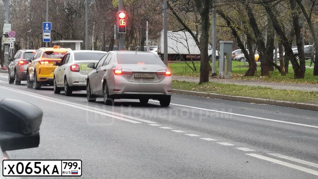 Фото автомобиля PEUGEOT 5008, 2018 — госномер Х065КА799. Цвет: Серый