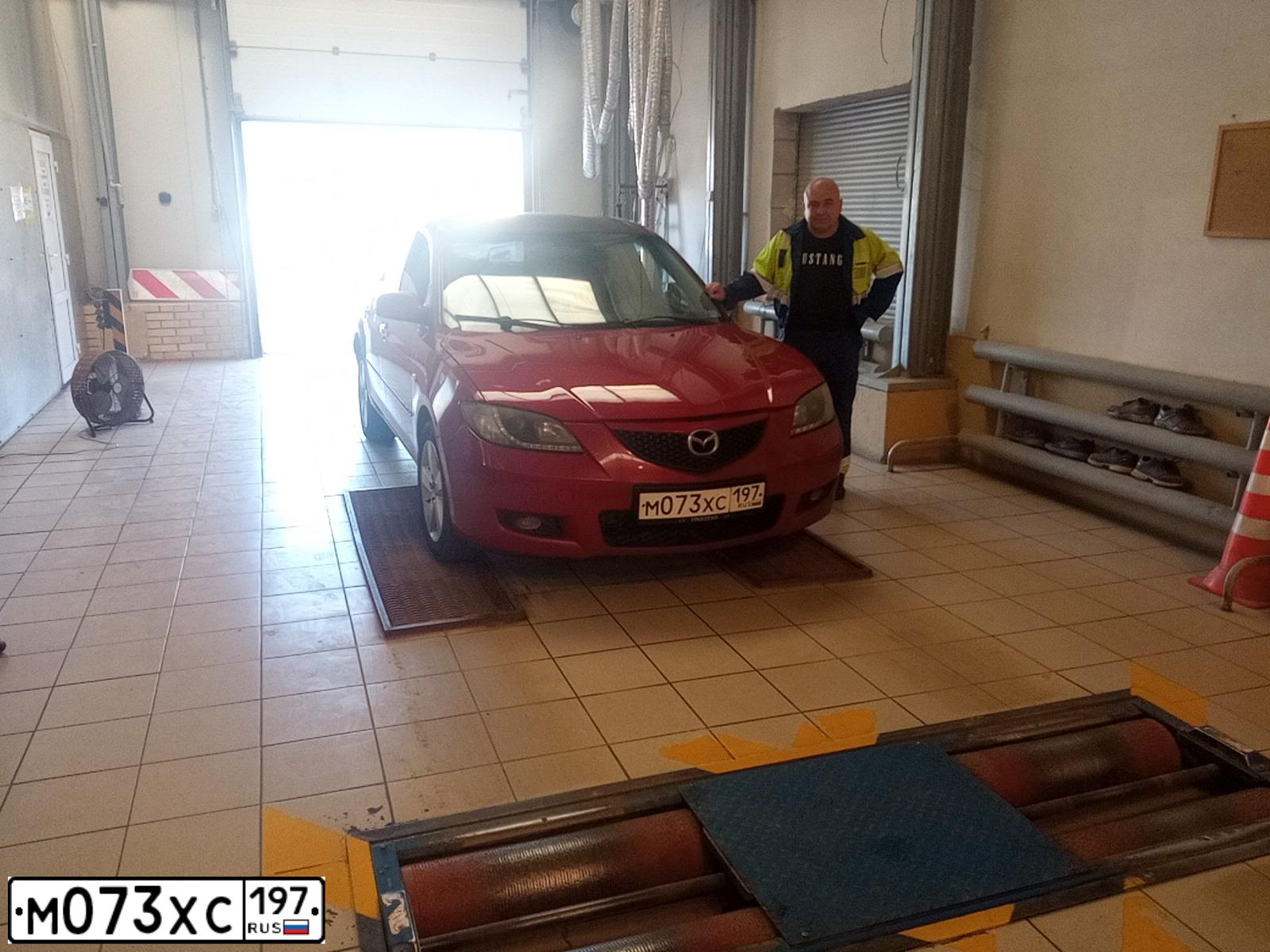 Фото автомобиля MAZDA 3, 2005 — госномер Т473УТ790. Цвет: Красный