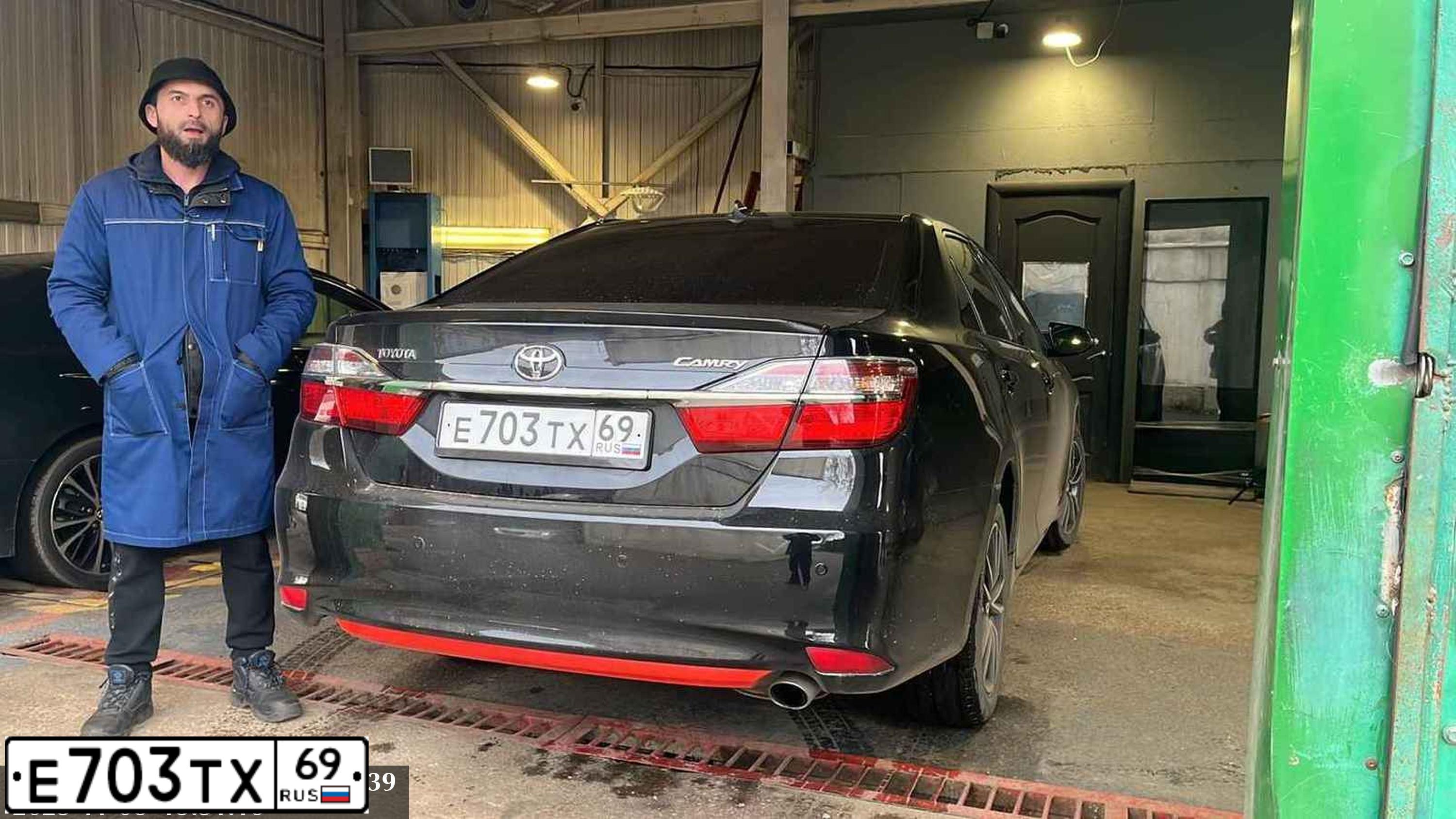 Фото автомобиля TOYOTA CAMRY, 2015 — госномер Е703ТХ69. Цвет: ЧЕРНЫЙ МЕТАЛЛИК