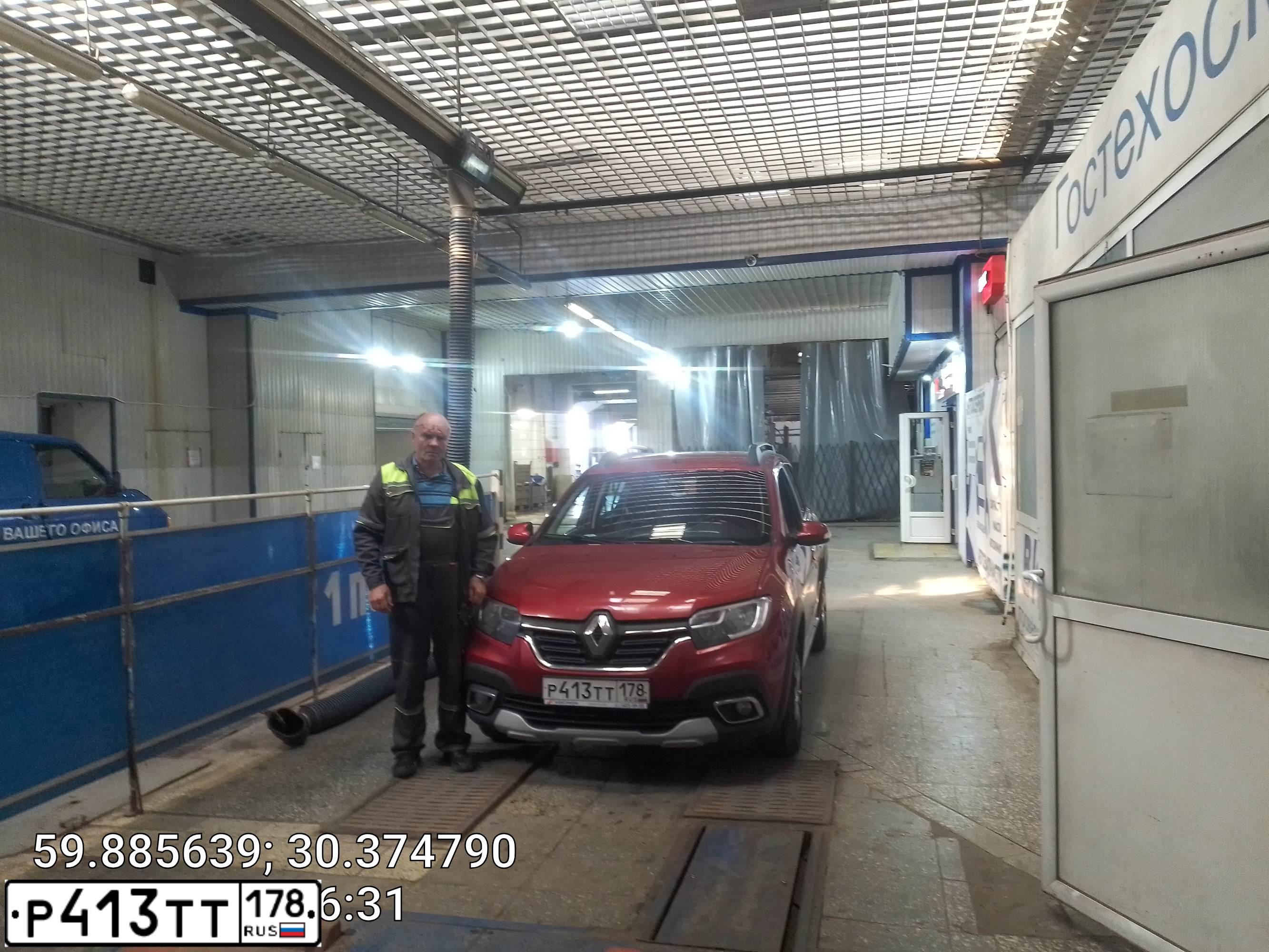 Фото автомобиля RENAULT SANDERO, 2019 — госномер Т994КН198. Цвет: КРАСНЫЙ