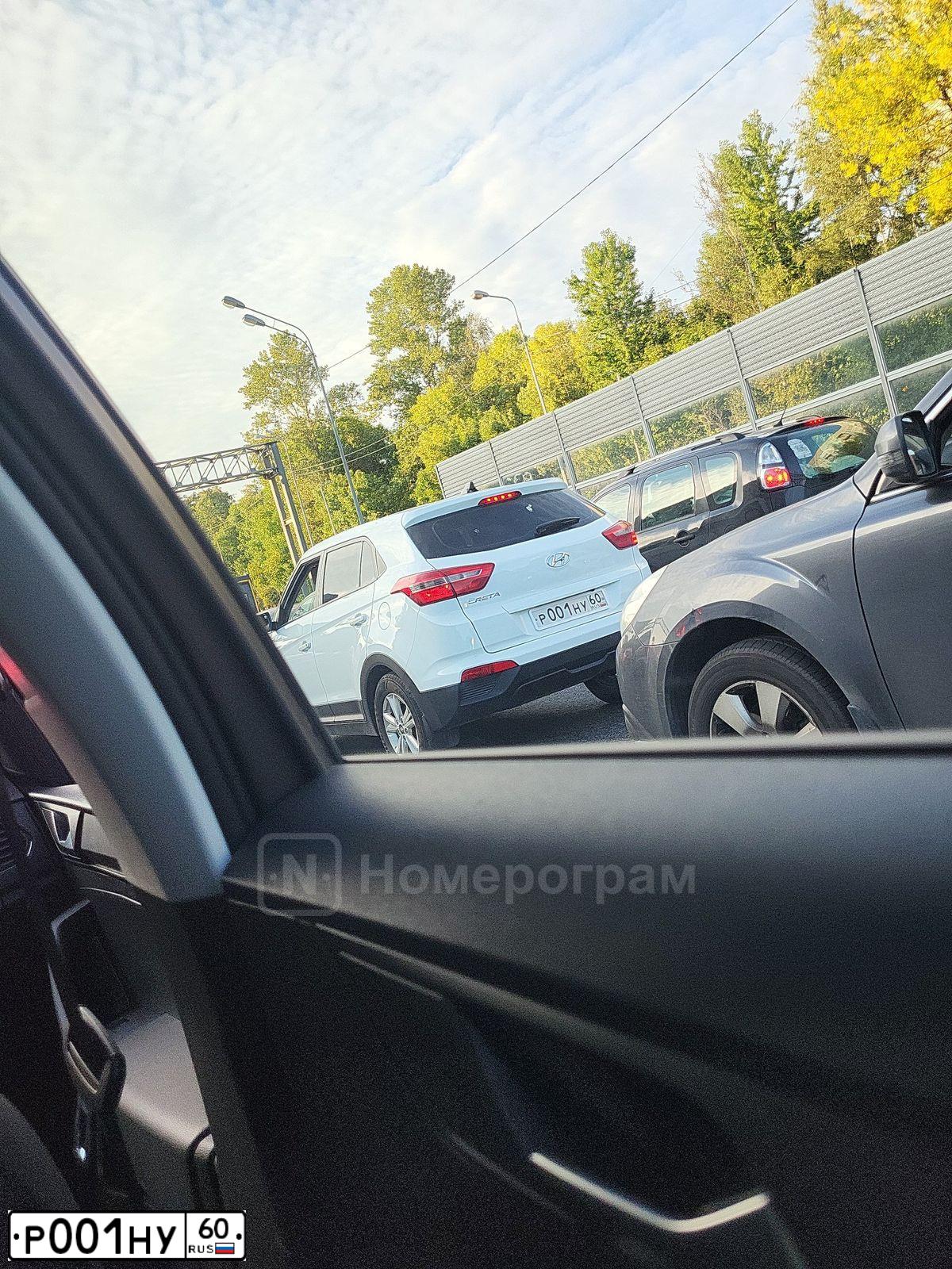Фото автомобиля RENAULT LOGAN, 2008 — госномер Р001НУ60. Цвет: ТЕМНО-СЕРЫЙ