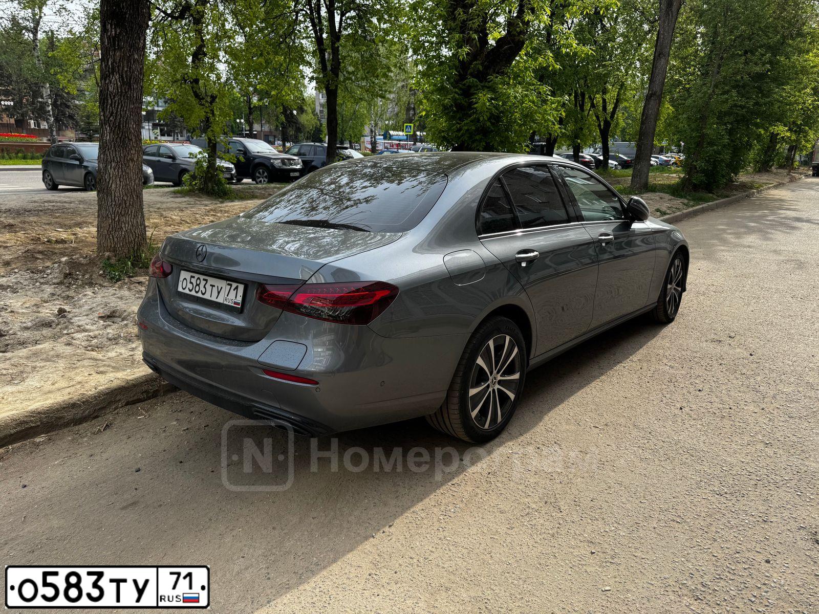 Фото автомобиля MERCEDES-BENZ E 300, 2021 — госномер О583ТУ71. Цвет: СЕРЫЙ